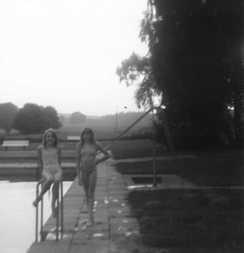 Zwei Mädchen, Garlstorfer Schwimmbad, Foto: Kathrin Schröder