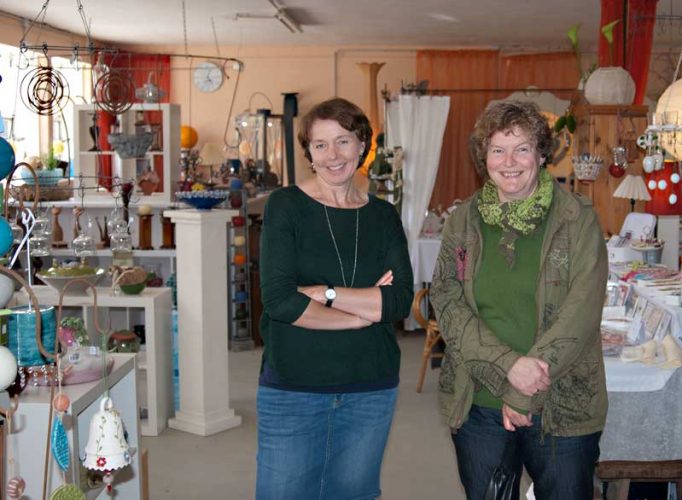 Beate und Maike am Herzbuch-Stand