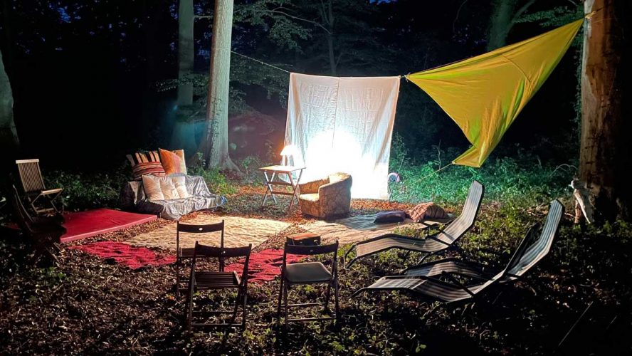 KUNST-stueckchen_2022-Abgebaut-Zu_Fuessen_des_Drache-Maerchenlesung_im_Wald-Anja-Preiss